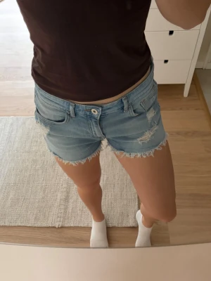 Ljusblå lågmidjade jeansshorts - Fint skick! Lågmidjade med fram & bakfickor