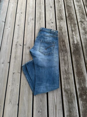 Dondup jeans - Säljer ett par riktigt snygga dondup jeans. Snygg färg och en snygg tvätt. Mycket bra kvalité. Storlek: 35. Hör av dig vid funderingar
