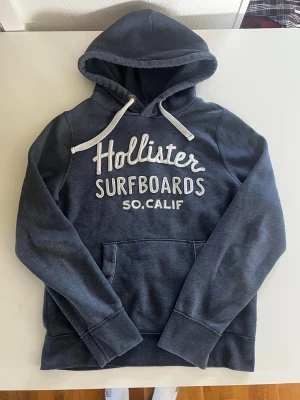 Hollister California surf hoodie  - Riktigt snygg och eftertraktad Hollister surfboards hoodie. fint skick inga fel storlek M kan ta mått vid behov. Endast 465 kr ej hugget i sten kom gärna med frågor och prisförslag har även mycket mer liknande i min profil alla storlekar kolla gärna stor rabatt vid köp av flera 😁✌️