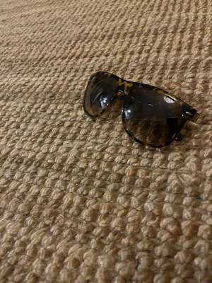 Rayban boyfriend - Hej! Säljer nu ett par rayban boyfriend i fint skick och andvända max 5 gånger. Låda och kartong ingår. Pris går att diskutera vid snabb affär. MVH