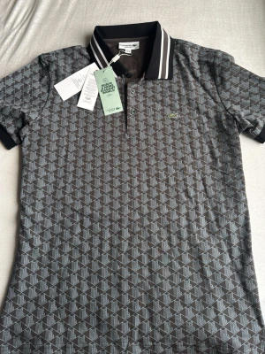 Lacoste pike - Lacoste monogram pike helt ny aldrig använd storlek M