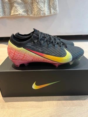 Nike Mercurial fotbollsskor svart/gul - Snygga Nike Vini Mercurial fotbollsskor i svart färg original pris 3499. Hör av er vid frågor.🔥