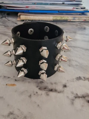 Armband punk med nitar - Armband med nitar. Faux läder. Gotisk punk stil med spikar. Längd 22 cm. Bredd 4,8 cm