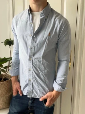 Ralph lauren skjorta - På plick Live 11 Juni 17.00  - Ralph lauren skjorta, Inga defekter! Modellen i bilderna är 180 cm 75 kg och bär Storlek S slim fit , Kom med frågor! 🌟 (Kan gå ned i pris vid köp av paket 😉) 