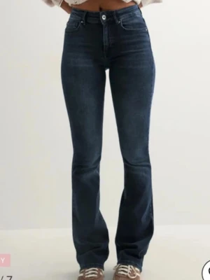 Mörkblå bootcut jeans från only - Helt o använda från only köpt från nelly