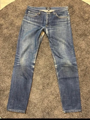 Apc selvage jeans - Säljer dessa snygga Apc selvage jeans i storlek 29. Skriv om fler frågor ☺️