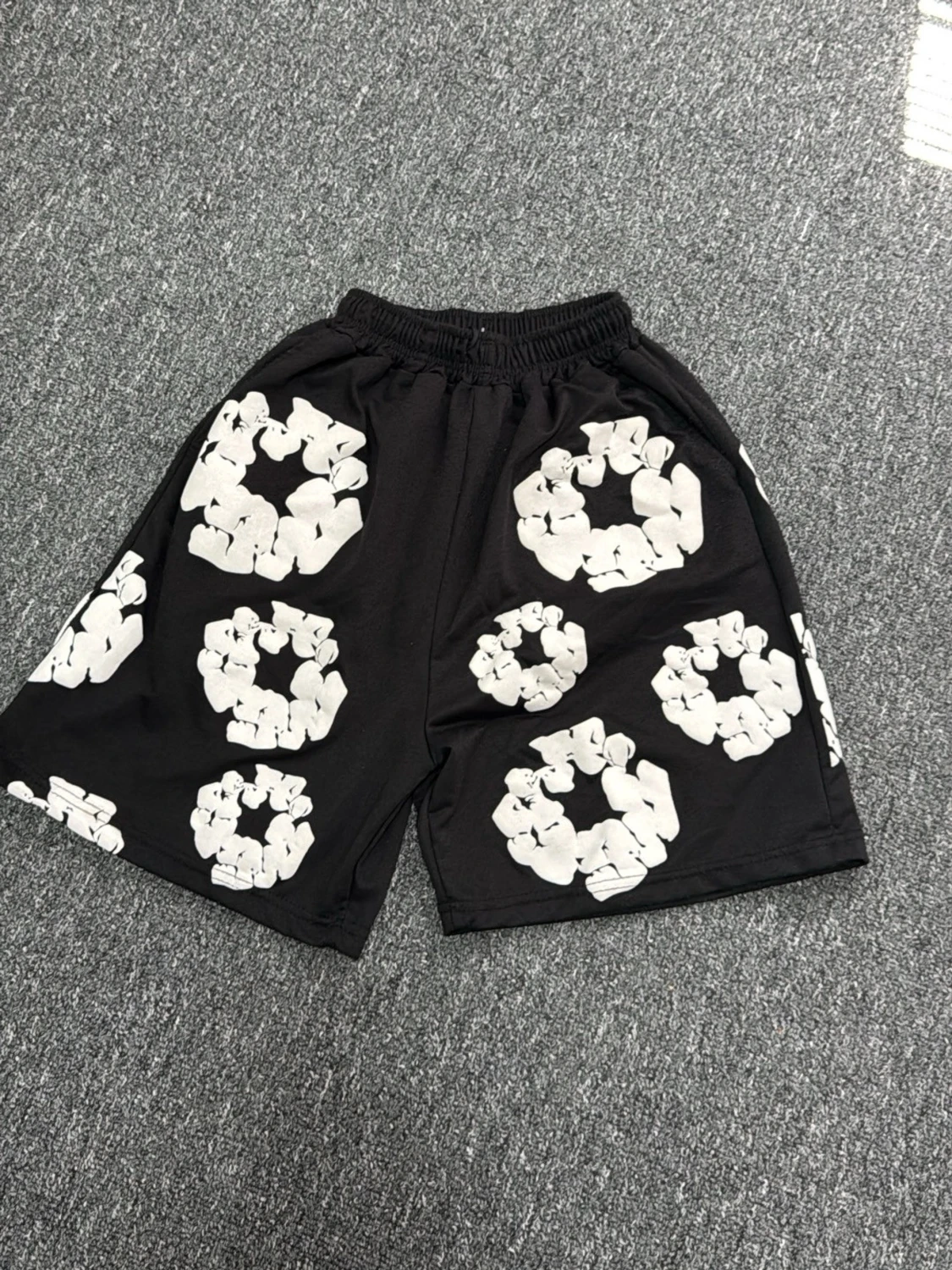 Svarta shorts med vita blommönster
