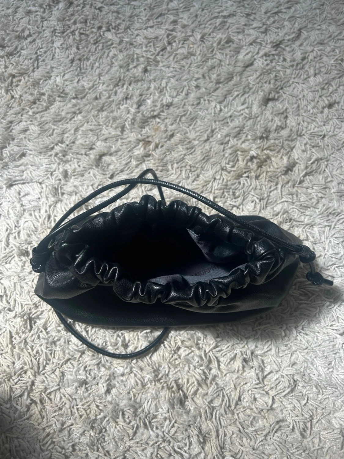 Svart liten bucket bag i skinnimitation - 1