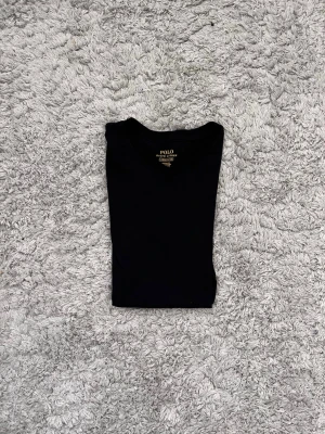 Svart långärmad tröja Polo Ralph Lauren - Svart långärmad tröja från Polo Ralph Lauren. Perfekt att ha ovanpå en t-shirt nu i sommar!             I storlek L. Tveka inte att skriva vid funderingar.  Nypris: Ca 1699kr. Nu: Endast 359kr!!🤩