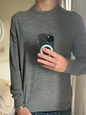 Grå merinoulltröja från Uniqlo - Tja! Säljer en riktigr snygg merinoull tröja ifrån Uniqlo! Storlek M, Jag på bilden är 183! Hör av er vid minsta lilla fundering🙌
