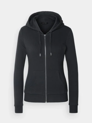 Svart zip hoodie med huva - Klassisk svart hoodie från Anna Field med dragkedja framtill, justerbar huva med snören och två fickor fram. Tunnt och mjukt tyg, sitter lite tightare. Skriv för frågor/fler bilder🖤