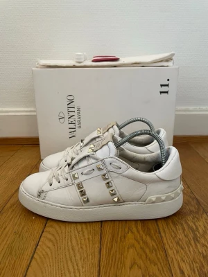 Valentino rockstud sneakers  - Säljer nu dessa fina valentino skor | Super fint skick | Storlek 36 | Kommer med box,dustbag,extra nitar,valentino kort och extra snören |