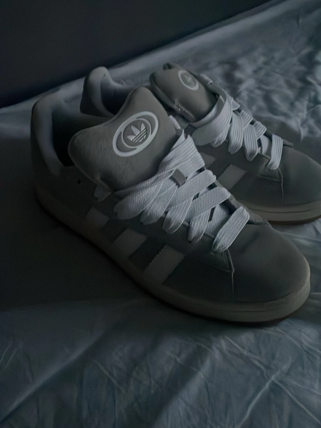 Adidas gråvita sneakers med gummisula