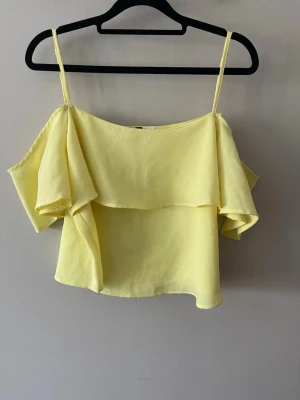Gul topp - Supersöt gul offshoulder topp med volangdetalj från H&M