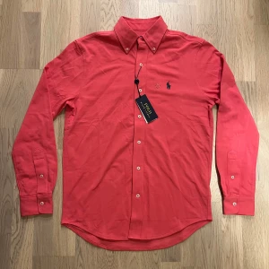 Ralph lauren skjorta - Säljer en helt ny rosa Ralph lauren skjorta med lappen kvar. Den har inte använts någon gång. Nypris ca 1700. Kontakta gärna för frågor. Pris kan diskuteras.