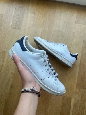 Adidas Stan Smith 41 1/3 - Säljer dessa stan smith i bra skick! Skorna har lite slitningad men inget större! Kom pm för fler bilder!