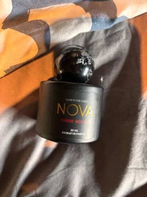 Nova scents Ambre Royale  - Sjukt fin doft av Nova scents, luktar likt originalet cc blonde amber, säljer då jag ofta väljer att reacha för andra parfymer än denna och säljer därför billigt