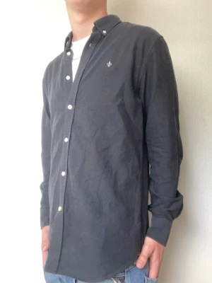 Svart skjorta från Morris - Modellen på bilden är 178cm och väger cirka 70kg. Nypris är över 1600 medans jag säljer den för endast 499kr. Hör gärna av er vid intresse eller frågor!