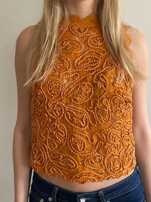 Orange spetsig halterneck topp - Säljer denna superfina unika toppen. 