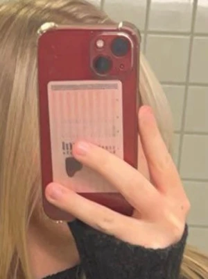 Röd iPhone  - Säljer en röd iPhone med två kameror på baksidan. Klassisk Apple-design med rundade hörn och stilren look. Perfekt för dig som vill ha en snygg och praktisk mobil. Batterihälsan ligger på 76% men annars fungerar som ny.