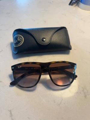 Ray Ban boyfriend - Tja! Säljer ett par nygga Ray-Ban Boyfriend solglasögon. Glasögonen är i storlek 56 (man kan googla upp så man får en ai bild på hur de sitter på). Glasögonen har blivit använda ett fåtal gånger förra sommaren. Pris kan diskuteras!