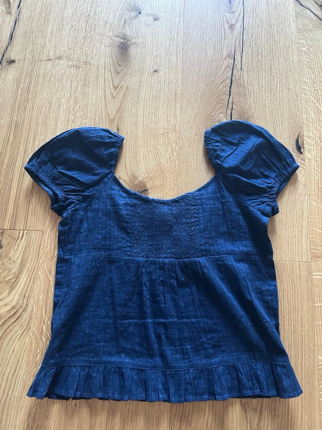 Mörkblå blus med puffärm och volang - 1