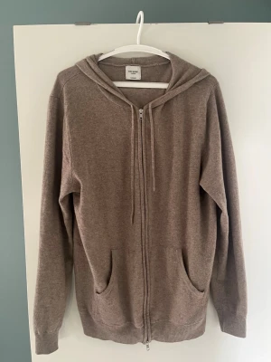 Beige cashmere hoodie från John Henric - Mjuk beige hoodie i 100% cashmere från John Henric. I bra skick och väldigt skön! Nypris 2899kr,  Kan tänka mig att gå ner i pris vid snabb affär!