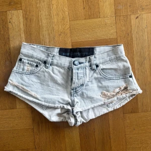 One teaspoon shorts - Midjemått: 37cm rakt över 💗