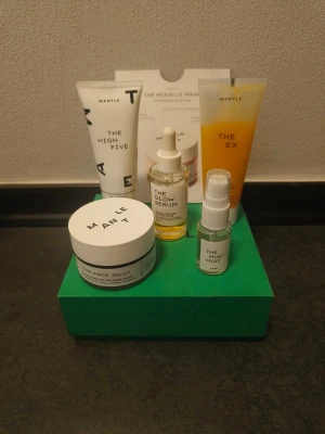 Mantle Hudvårdsset med The Face Jelly, The Glow Serum, The Must Mist, The Ex - Ett lyxigt kit med bästsäljande produkter från svenska märket MANTLE.   Produkterna passar tyvärr inte min hudtyp, så jag hoppas de kan få flytta hem till någon annan!  Kitet innehåller:  The Glow Serum (30ml):   Prisbelönt oljeserum för fantastisk lyster. Lite mer än hälften kvar.  The Ex (75ml):   Trippelverkande exfoliering för jämnare hudton. Använd endast ett fåtal gånger.  The High Five (50ml): Vårdande och barriärstärkande handkräm. Använt lite av dom.  The Must Mist (20ml): Uppfri