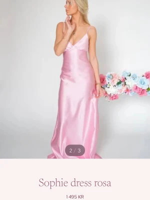 SÖKES Balklänning - Söker denna balklänning från By Stina i modellen sophie dress. Främst i storlek M men även i S. Om någon har en som de vill bli av med får du jättegärna höra av dig!💕