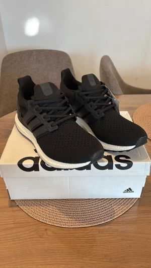 Adidas Ultraboost 1.0 - Adidas Ultraboost 1.0, Skick: 10/10 – helt oanvända, kommer med originalbox. Vid frågor eller intresse, skicka gärna ett DM.