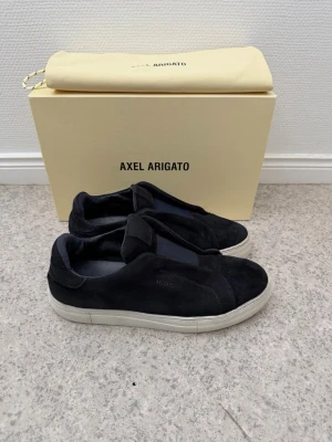 Axel Arigato - Säljer dessa arigatos i navyblue | storlek 42 på vänster och 43 på höger (råkat bli så) | skick som på bilder med inga stora defekter | allt ingår vid köp | pris går att diskutera 