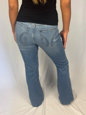 Jeans - Ljusblå Jeans | Size: 30 | Fint skick, inga defekter | Modellen på bilderna är 168cm lång och väger 60kg | Mått: Ytterbenslängd: 101cm. Midjebredd: 39cm. Lårbredd: 26cm. Fotöppning: 25cm. Kontakta mig vid fler frågor eller funderingar!