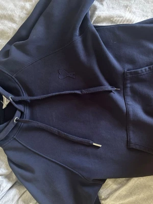 Mörkblå hoodie från Ami - Är i bra skick förutom att en av metall grejerna har lossnat på ett snöre. Pris kan diskuteras