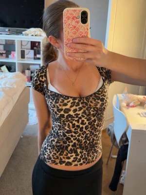 Leopard tröja -  Säljer denna jättefina leopard tröja från Nelly i jätte mjukt material 