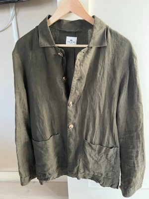 Olivgrön linneskjorta från John Henric - Stilren overshirt i olivgrönt linne från John Henric. 