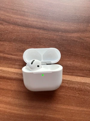 Apple AirPods 4 - AirPods 4. Tappat bort den högra så jag säljer nu skalet och den vänstra. Varan har bara någon repa på skalet men det syns knappt, funkar perfekt annars. Lådan jag köpte de i kommer med i beställningen, köpte de på Elgiganten💕
