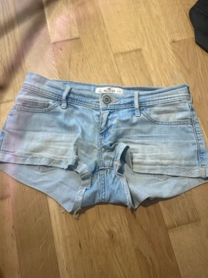 Hollister shorts - Säljer dessa superfina hollister shorts då jag ej använder de längre. Midjemått tvärs över: 34 cm