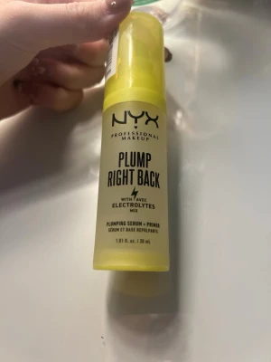 NYX Plump Right Back Primer 30 ml - Nyx primer med elektrolyter, som ger huden en fräsch och återfuktad känsla.  Den ger ett fint glow & får sminket hålla Använd en gång💗