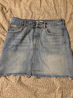 Jeanskjol från Gina  - Jeanskjol från Gina Tricot i storlek 36. Säljer då den är för liten för mig. 💕