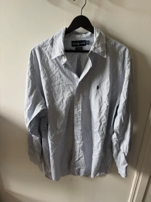 Polo Ralph Lauren Skjorta - Skön polo Ralph lauren skjorta i bästa skick. Nypris 1700 kr från polos hemsida mitt pris 550. Pris kan diskuteras vid snabb affär