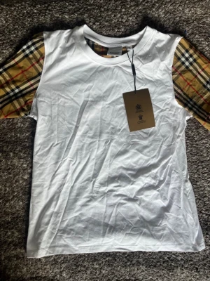 Burberry Tshirt Vit - Aldrig använd ✔️, kommer med tag 🏷, märkt med storlek XL men passar mer som S ✔️, Skickas inom 1 dag 🚀, kontakta gärna för mer info ☺️