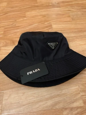 Prada hat  - Snygg svart bucket hat från Prada oanvänd helt ny!!!