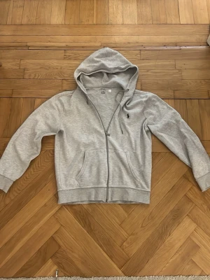 Ralph Lauren hoodie grå - Säljer en grå ralph lauren hoodie i storlek medium i bra skick! Skickas eller hämtas upp i stockholmsområdet!