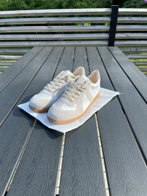 Snygga MM skor i vit - Snygga MM skor i färgen vit, skorna är i storlek 42 och aldrig använda. Kommer med dustbag, skriv vid eventuella frågor!