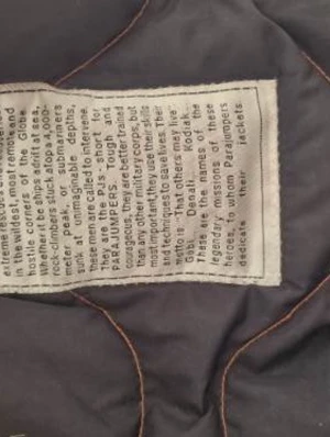 Svart Parajumpers dunjacka - Säljer en svart dunjacka från Parajumpers med ikonisk gul rem och metallhake vid kragen. Jackan har quiltad design och detaljer i päls vid huvan. Perfekt för kalla dagar och har en riktigt snygg streetstil.