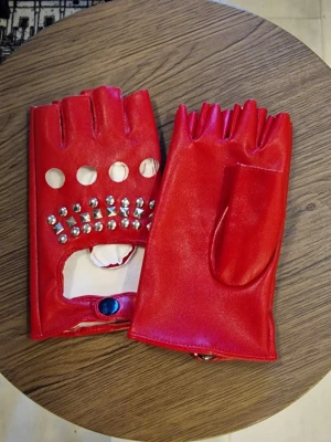 Handskar punk röda - Handskar punk röda. PU läder. Trikåtyg. 16 cm lång. Bredd 9 cm.