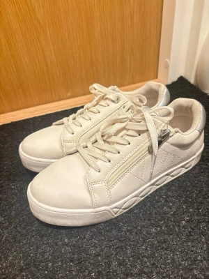 Vita sneakers med dragkedja - Ljus Beiga sneakers , använt 2 gånger 