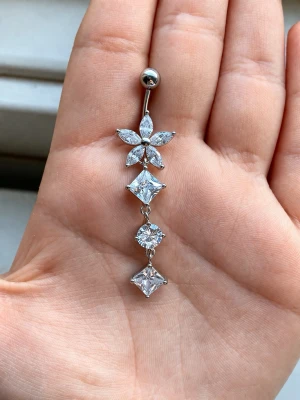 NY Oanvänd - Navelpiercing  - 🔥 ERBJUDANDE: Få 30% rabatt när du köper 2 valfria piercingar! 🔥  Passa på att fynda och uppdatera din smyckessamling 💖 Skicka ett meddelande vid intresse eller frågor! 