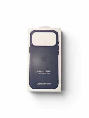 Blå TechWoven MagSafe skal iPhone 17 Pro Max - Snyggt blått TechWoven skal till iPhone 17 Pro Max från Apple. Skalet har MagSafe-stöd och smart kamerakontroll. Tillverkat i ett slitstarkt vävt material som ger bra grepp och skydd. Perfekt för dig som vill ha både stil och funktion. Säljes på grund av felköp. Skulle vara till 17 Pro, inte Pro Max. Oöppnad förpackning. Vid mer information, eller tydligare bilder hör av dig!